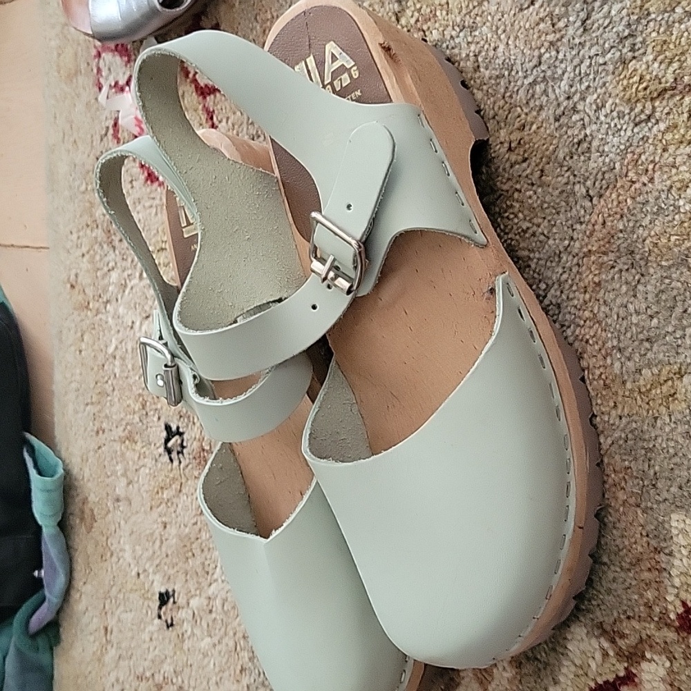 MIA FREJA CLOG NWOT